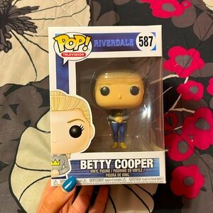BETTY COOPER RIVERDALE FUNKO POP! #587 *NEW IN BOX*